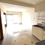 キッチンスペースからリビングの様子