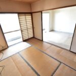 リビングに隣接した明るい6畳和室