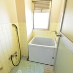 窓のある明るいバスルーム