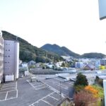 バルコニーから小文字山など緑も目に入る眺望です。