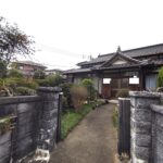 主屋箇所の様子・平屋建て住宅が建っています。