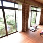 ゆとりある開口部で明るい陽光の入る広縁