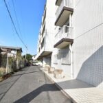 エントランス方面のポーチ