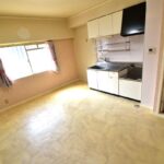 壁付けキッチンなのでダイニングスペースをゆとりをもって使用可能