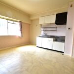 開口部から陽光注ぐLDK