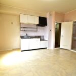 壁付けキッチンなのでダイニングスペースをゆとりをもって使用可能