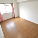 明るい陽光の入る玄関横洋室