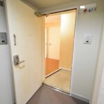 暖かい雰囲気の玄関入口付近