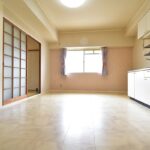 開口部から陽光注ぐLDK