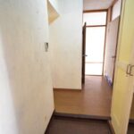 玄関ホールから廊下