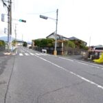 前面道路状況1・県道沿いの立地です♪