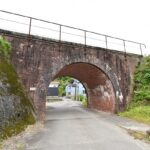 すぐ近くのレンガ橋梁が目印の立地