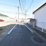 南西側公道の様子・幅員約4ｍ