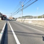 南東側公道の様子・幅員約8.4ｍ（熊本町方面）