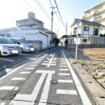 南西側公道の様子・幅員約4ｍ