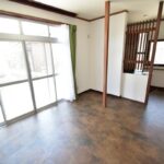 玄関ホールの先に南側開口部の明るい洋間です♪