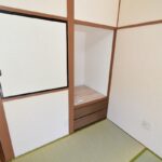 ２階６畳和室・収納スペース付近の様子