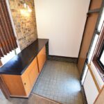 ゆとりある玄関ホール・採光窓からよく明かりも入ります♪