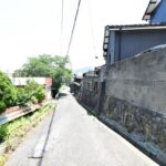 東側公道・前面道路の様子