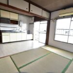 居間からキッチンスペースの様子
