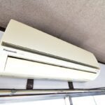 居間スペースエアコン・サービス設置品です。