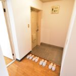 明るい玄関ホール内です♪