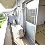 明るい陽光の注ぐバルコニー