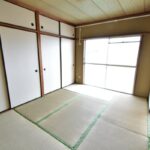 美しく改装されたバルコニー側６畳和室