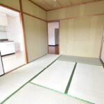美しく改装されたバルコニー側６畳和室
