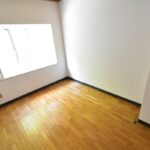 出窓からよく陽光の入る洋室です。