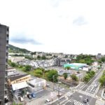 南側洋室からドラッグコスモス岸の浦店が目前に見えています!