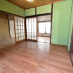 玄関ホール先の洋間