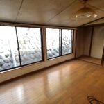 玄関から奥の洋間
